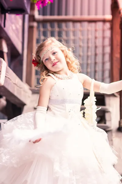 Affascinante bambina in un bellissimo vestito all'aperto — Foto Stock