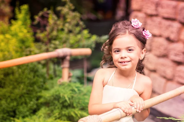 Affascinante bambina in un bellissimo vestito all'aperto — Foto Stock