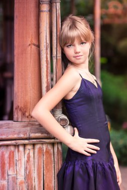 çok güzel bir elbise açık, sevimli küçük kız