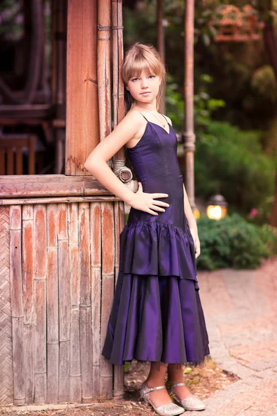 Urocze dziewczynki w piękną suknię odkryty — Zdjęcie stockowe