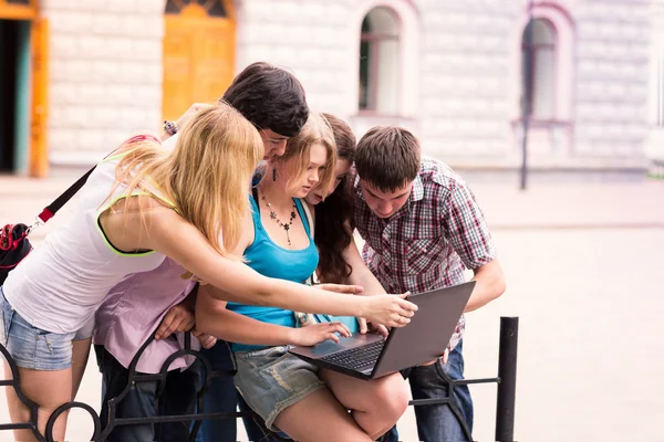 Groupe d'étudiants adolescents souriants heureux — Photo