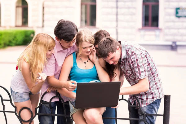 Skupina happy usmívající se nezletilých studentů — Stock fotografie