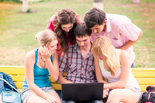 Skupina happy usmívající se nezletilých studentů — Stock fotografie