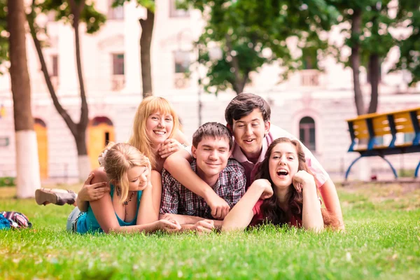 Grupp glada leende teenage studenter utanför — Stockfoto