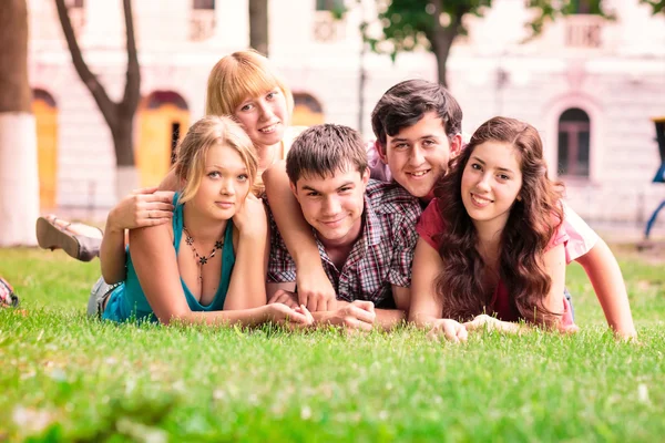 Grupp glada leende teenage studenter utanför — Stockfoto