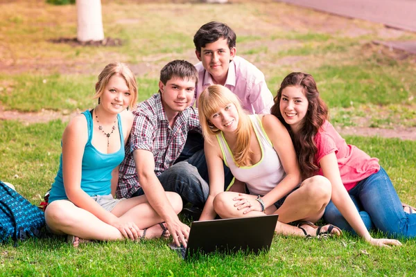 Skupina happy usmívající se nezletilých studentů — Stock fotografie