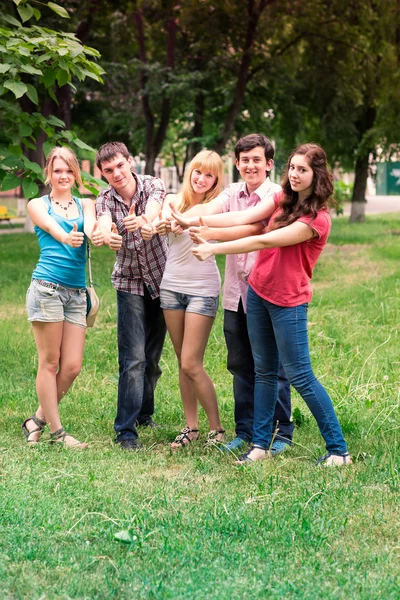 Gruppe fröhlich lächelnder Teenager — Stockfoto