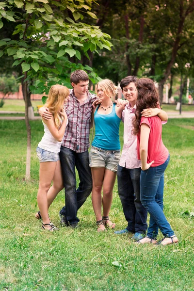 Gruppe fröhlich lächelnder Teenager — Stockfoto