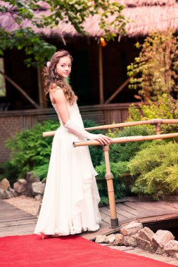 çok güzel bir elbise açık, sevimli küçük kız