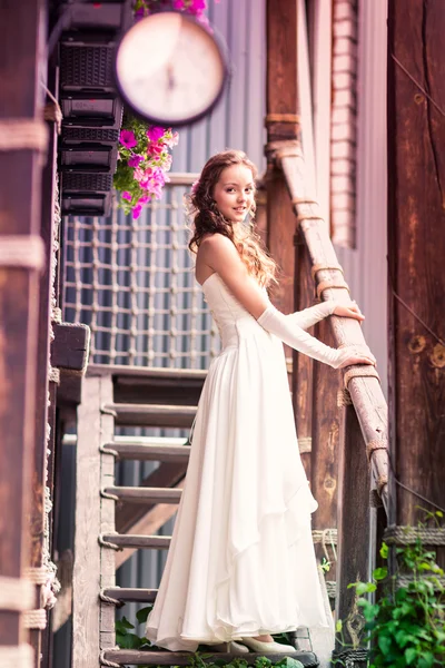 Encantadora niña en un hermoso vestido al aire libre — Foto de Stock