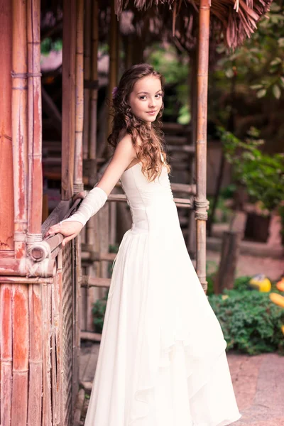 아름 다운 드레스 야외에서 매력적인 어린 소녀 — 스톡 사진