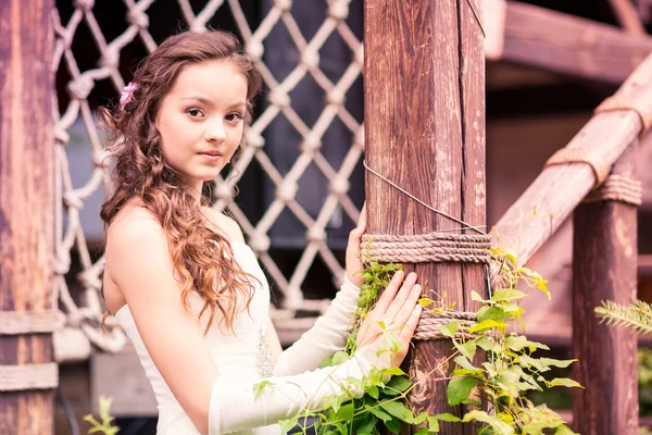 Encantadora niña en un hermoso vestido al aire libre —  Fotos de Stock