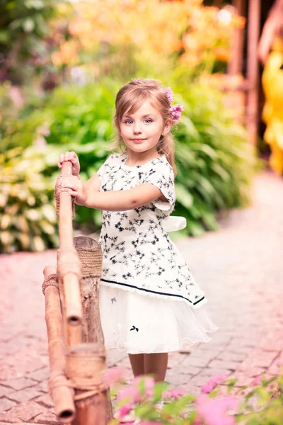 Bájos kislány, egy szép ruhát, kültéri — Stock Fotó