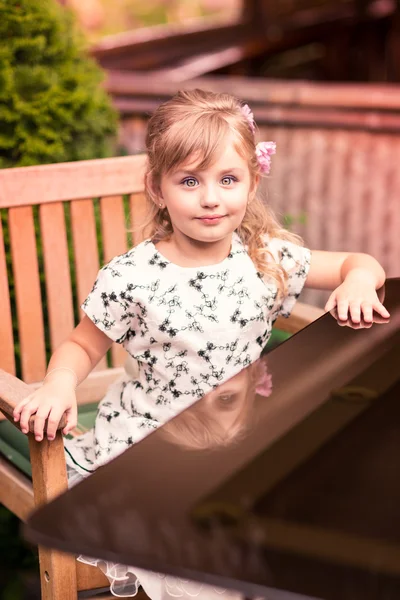 Charmant klein meisje in een mooie jurk buiten — Stockfoto