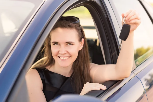 Belle femme d'affaires conduisant dans la voiture — Photo