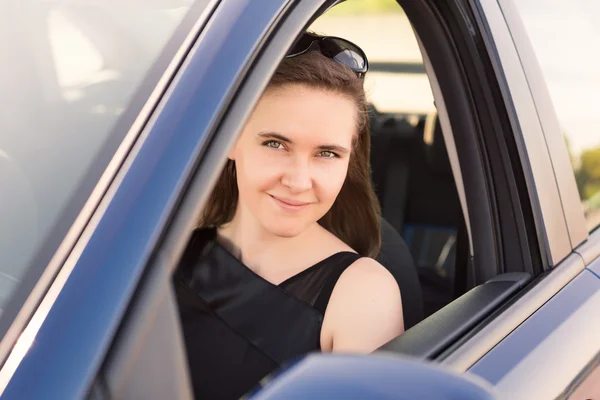 Hermosa mujer de negocios conduciendo en el coche — Foto de Stock