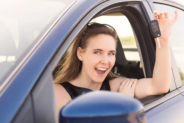 Belle femme d'affaires conduisant dans la voiture — Photo