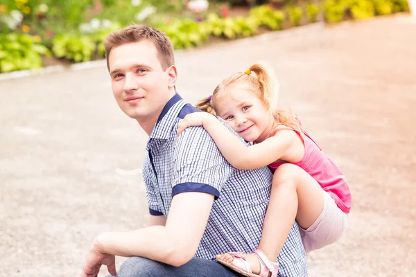 행복 한 아버지와 딸이 공원에서 재생 — 스톡 사진
