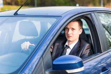 yakışıklı genç iş adamı yeni arabasını