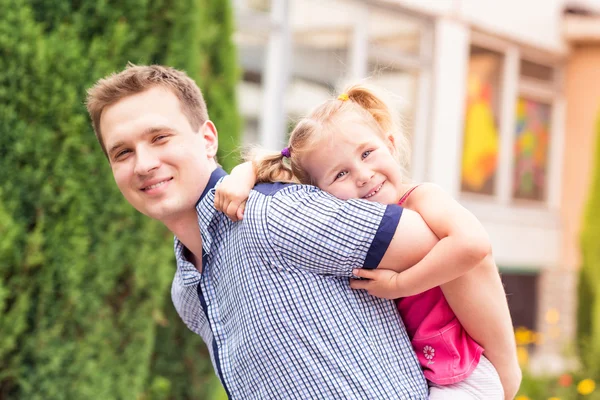 Happy father and daughter playing in the park — Stock Photo, Image