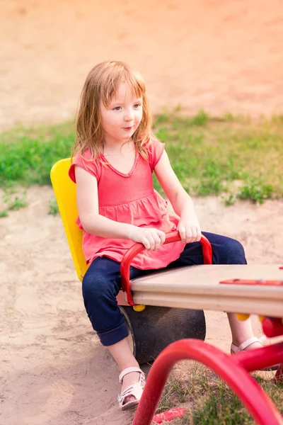 Bella bambina sul parco giochi all'aperto — Foto Stock