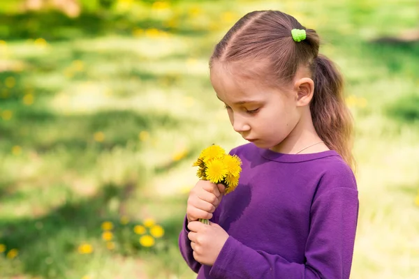 Bellissimo bambino con fiore di dente di leone — Foto Stock