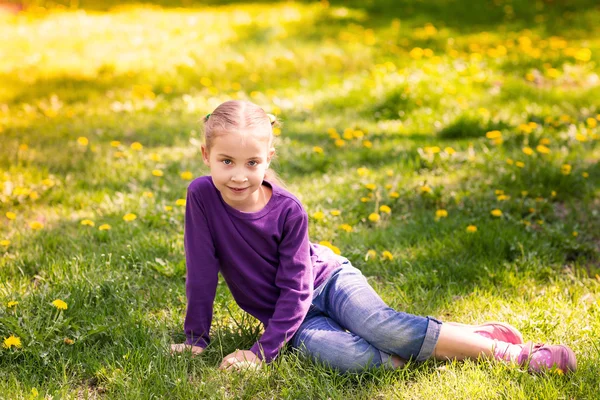 タンポポの花と美しい子 — ストック写真