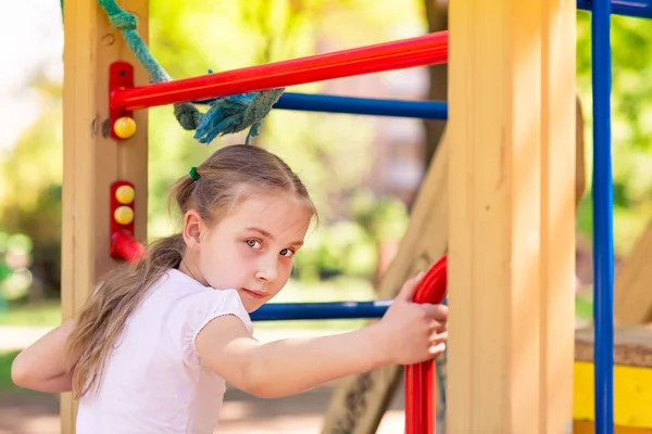 Девочка на открытой детской площадке — стоковое фото