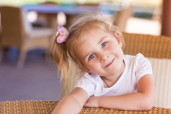 Schattig klein kind aan de tafel in een restaurant — Stockfoto