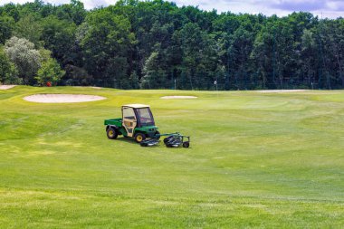 mükemmel dalgalı yeşil zemin üzerinde bir golf sahası