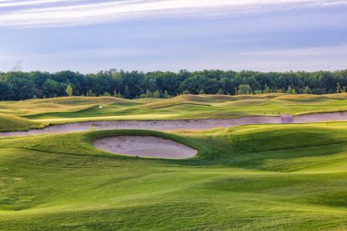 mükemmel dalgalı yeşil zemin üzerinde bir golf sahası