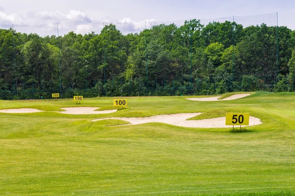 Parfait terrain vert ondulé sur un terrain de golf — Photo