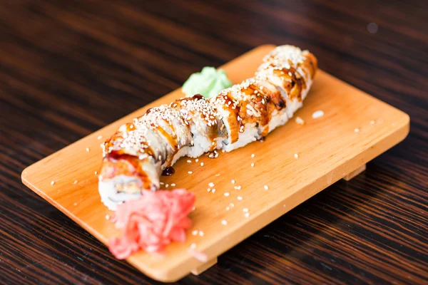 Rollos de sushi servidos en un plato de madera — Foto de Stock