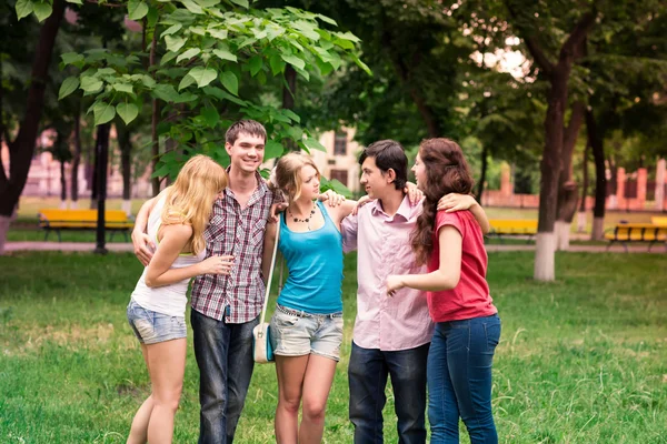 Grupa szczęśliwy uśmiechający się nastoletnimi studentami — Zdjęcie stockowe