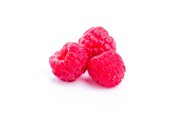 Reife Himbeeren isoliert auf einem weißen — Stockfoto