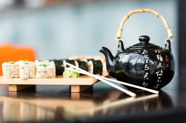 ahşap tabak içinde rulo suşi servis