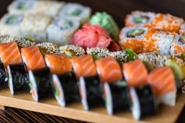 ahşap tabak içinde rulo suşi servis