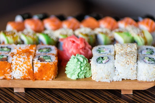 ahşap tabak içinde rulo suşi servis