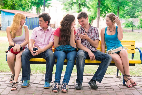 Gruppe fröhlich lächelnder Teenager draußen — Stockfoto