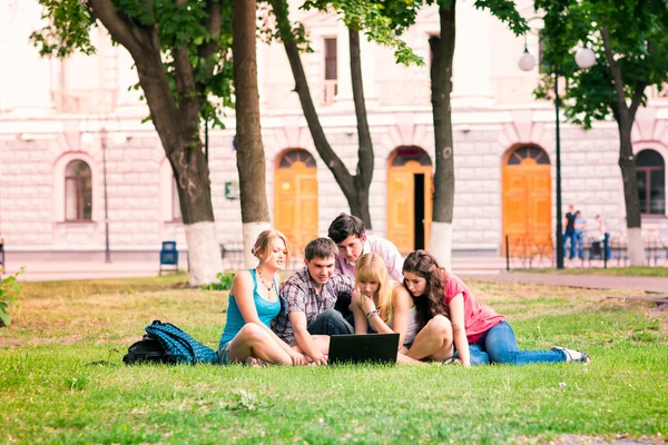 Groep gelukkig lachend tiener studenten — Stockfoto