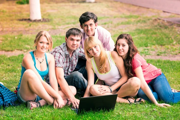 Gruppe fröhlich lächelnder Teenager — Stockfoto