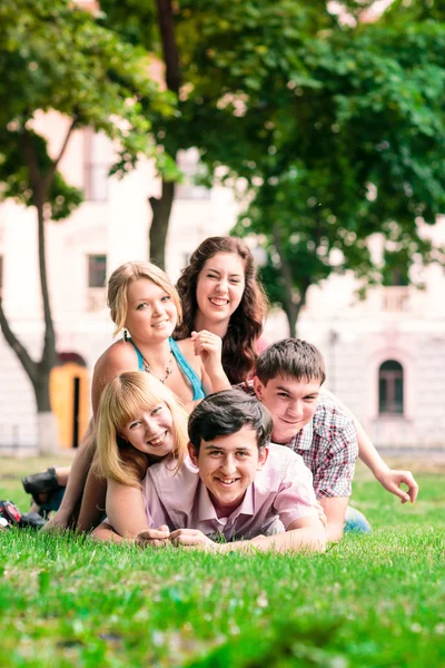 Groupe d'étudiants adolescents souriants heureux à l'extérieur — Photo