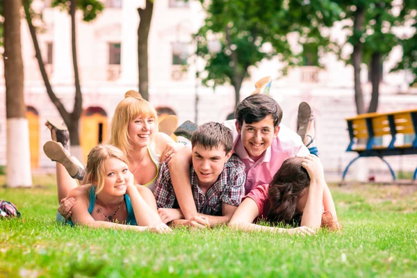 Groupe d'étudiants adolescents souriants heureux à l'extérieur — Photo