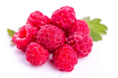 Olgun ahududu beyaz izole