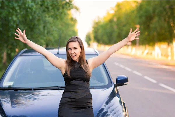 Mujer de negocios feliz y emocionado en su coche — Foto de Stock