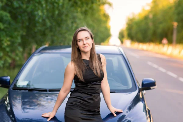 Hermosa mujer de negocios cerca de su coche — Foto de Stock