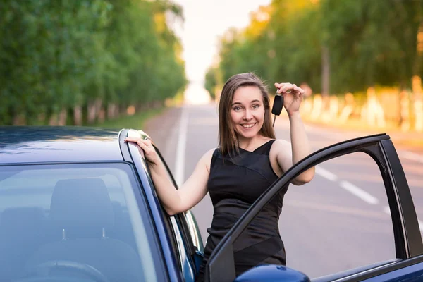 Belle femme d'affaires près de sa voiture — Photo