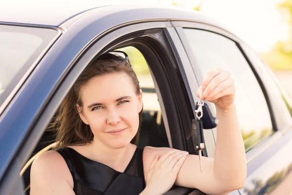 Belle femme d'affaires conduisant dans la voiture — Photo