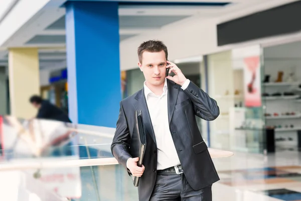 Handsome young businessman talking on his mobile — Stock Photo, Image