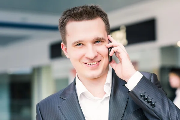 Guapo joven hombre de negocios hablando en su móvil — Foto de Stock